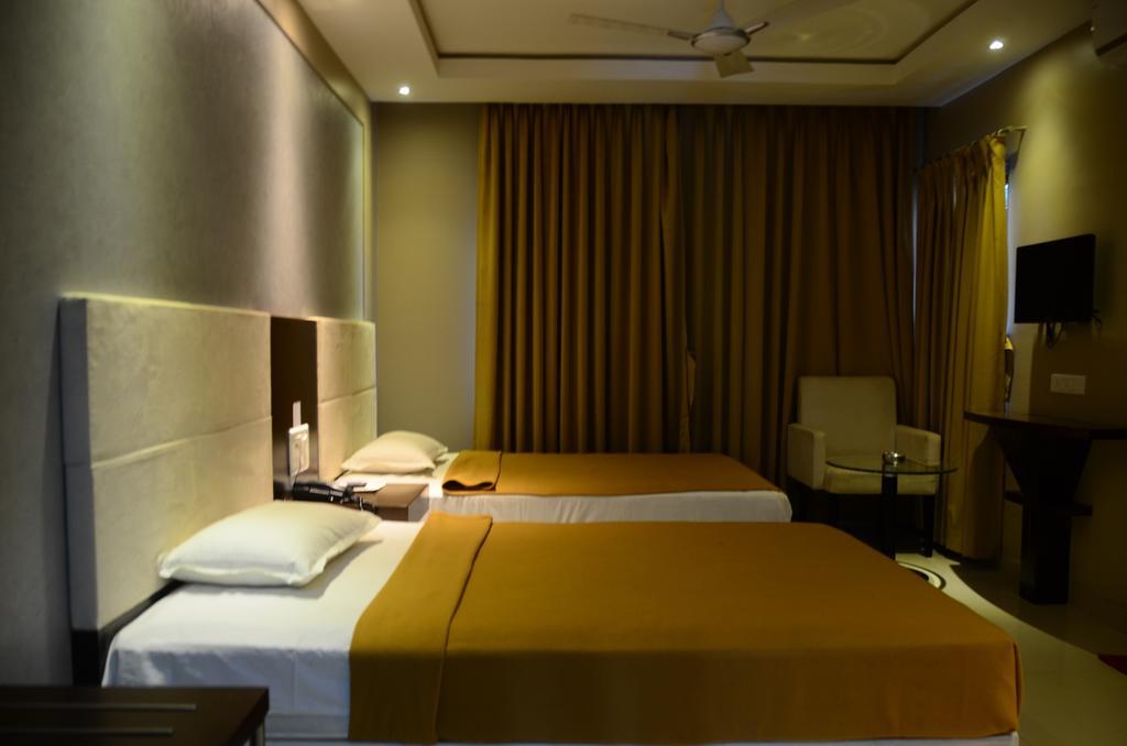 Hotel Blue Lagoon Daman Habitación foto